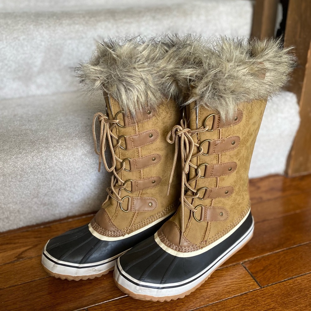 Adorable JBU fleeced lined waterproof boots! Size 9.